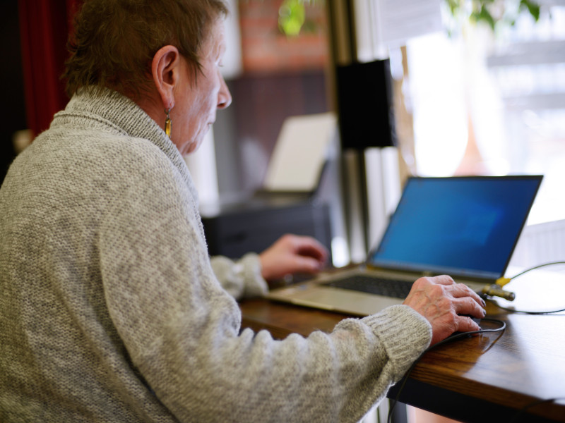 Senorin arbeitet am Computer