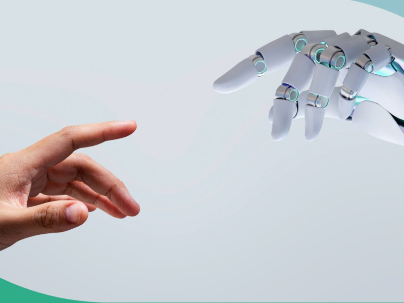 Menschliche und Roboterhand nähern sich einander an, symbolisieren Mensch-Maschine-Interaktion