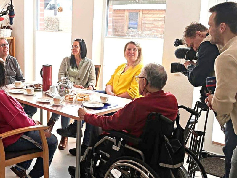 WDR-Filmteam begleitet Menschen mit Behinderung bei der Lebenshilfe Brakel am gemeinsamen Tisch in einer Wohneinrichtung und dokumentiert den Einsatz assistiver Technologien im Pflegealltag.