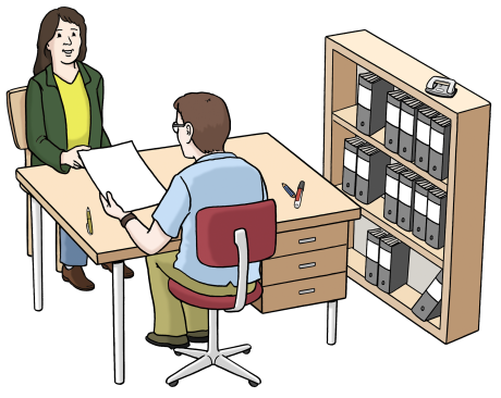 Zwei Personen sitzen am Tisch im Büro. Sie diskutieren und lesen dabei ein Dokument.