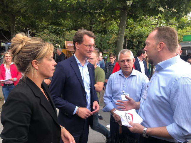 Das Foto zeigt den Leiter der Geschäftsstelle Norbert Killewald, den Vorsitzenden Marco Schmitz, Ministerpräsident NRW Hendrik Wüst und seine Stellvertreterin Mona Neubaur.