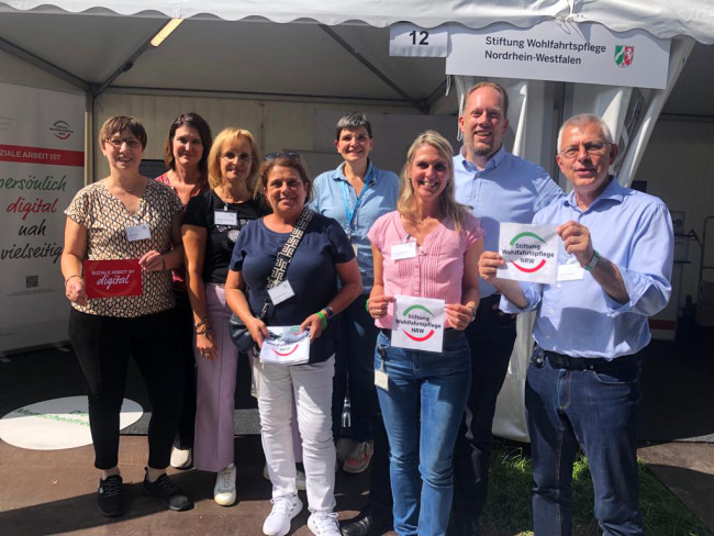 Gruppenfoto von Personen der Sozialstiftung vor dem Zeltstand.