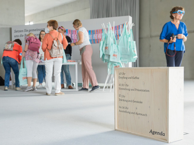 Ein Schild mit der Agenda der Abschlussveranstaltung für "DemenzDinge"