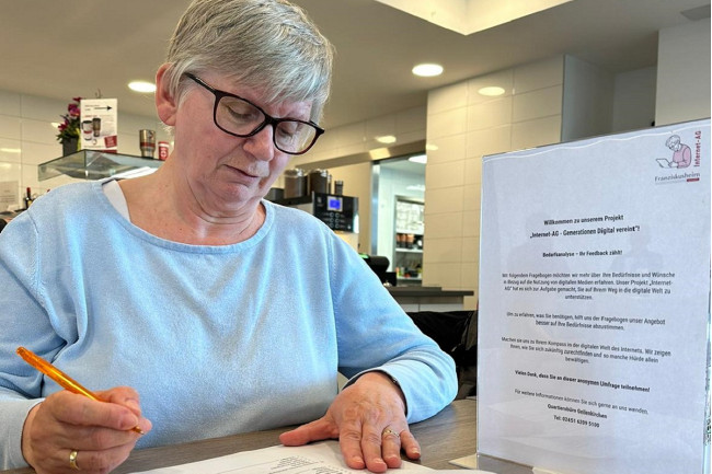 Teilnehmerin füllt den Fragebogen zur Bedarfsanalyse aus.