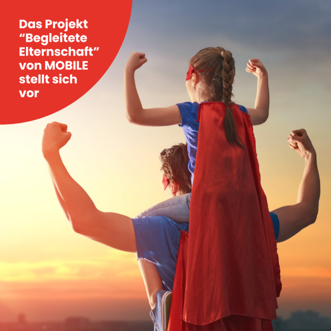 Vater mit Kind im Superhelden-Kostüm bei Sonnenuntergang, beide zeigen Muskelpose. Text: "Das Projekt ‚Begleitete Elternschaft‘ von MOBILE stellt sich vor"