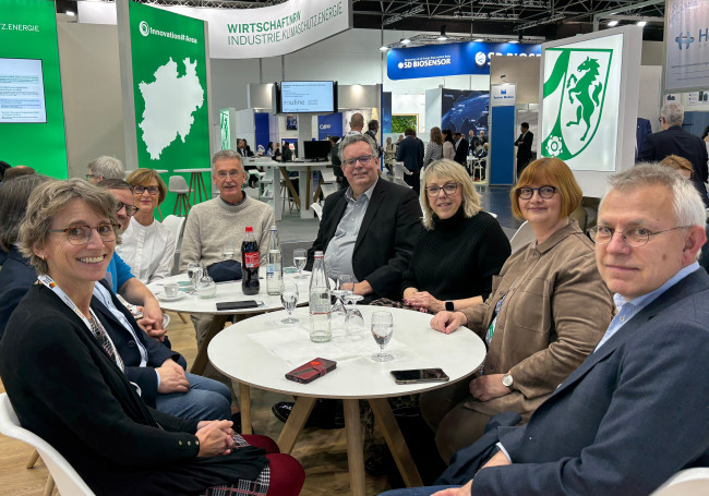 Susanne Schneider, MdL, (3. von rechts) informierte sich auf der MEDICA beim Vorstand der SozialstiftungNRW