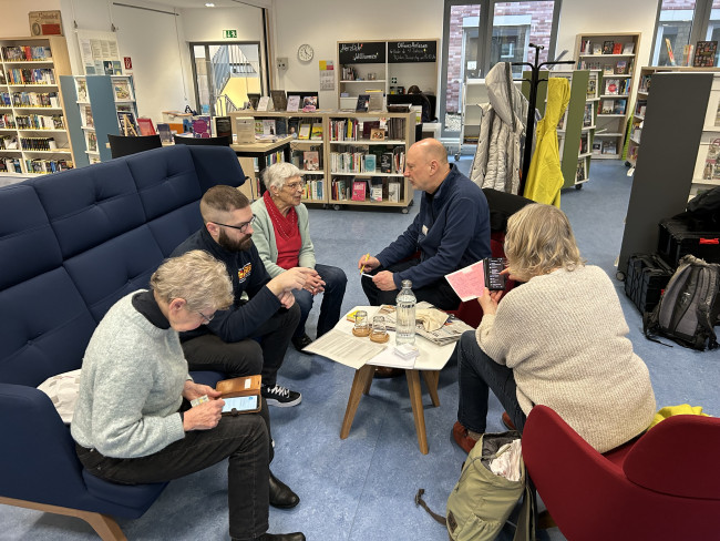 ältere Menschen beim Digitaltreff in Wuppertal Ronsdorf.