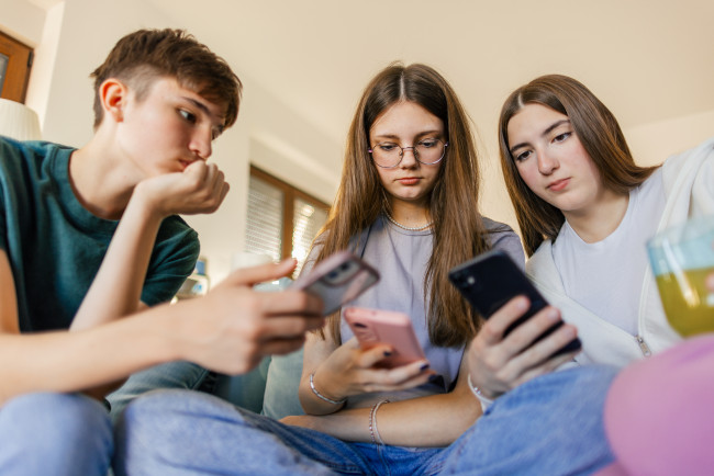 Jugendliche schauen aufs Handy