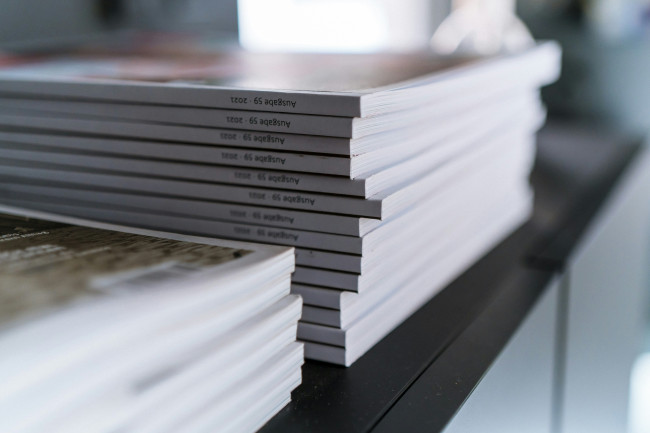 Gestapelte Printpublikationen als Symbolbild für die Pressemappen der Sozialstiftung NRW