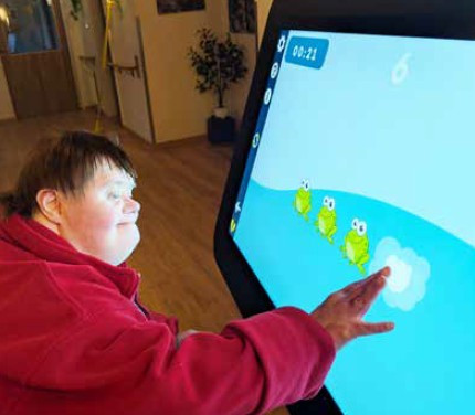 Eine Klientin spielt am Care Table
