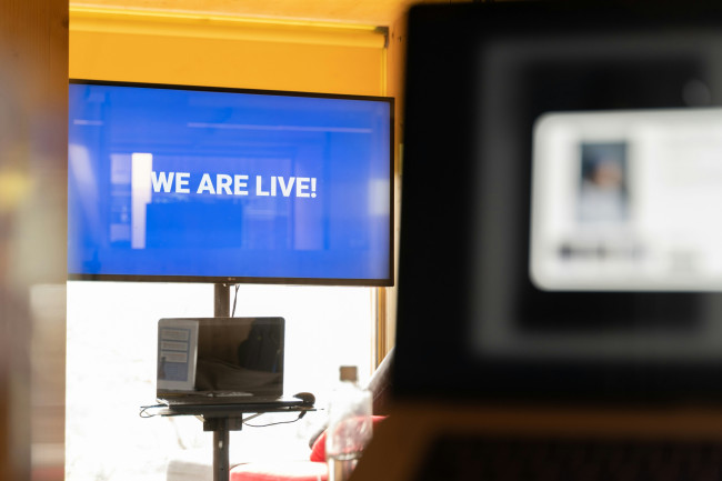 Bildschirm mit der Aufschrift „We are live!“ bei einer digitalen Live-Übertragung.