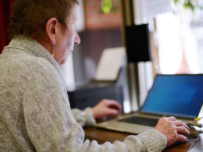 Frau am Laptop