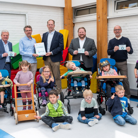 Marco Schmitz übergibt Zuwendungsbescheid an Vertreter der Caritas – Gruppenfoto mit weiteren Beteiligten